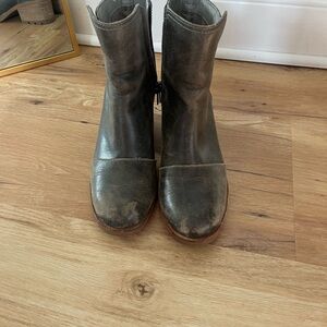 Sorel Women's Ankle Boots in Distressed Gray